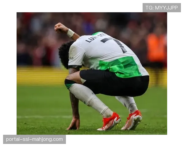 特写：雨战中阿森西奥滑倒失单刀，懊恼捶打草皮